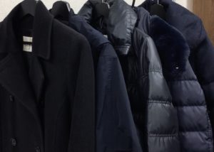 寒い季節に選ぶ喪服とコートの防寒対策について