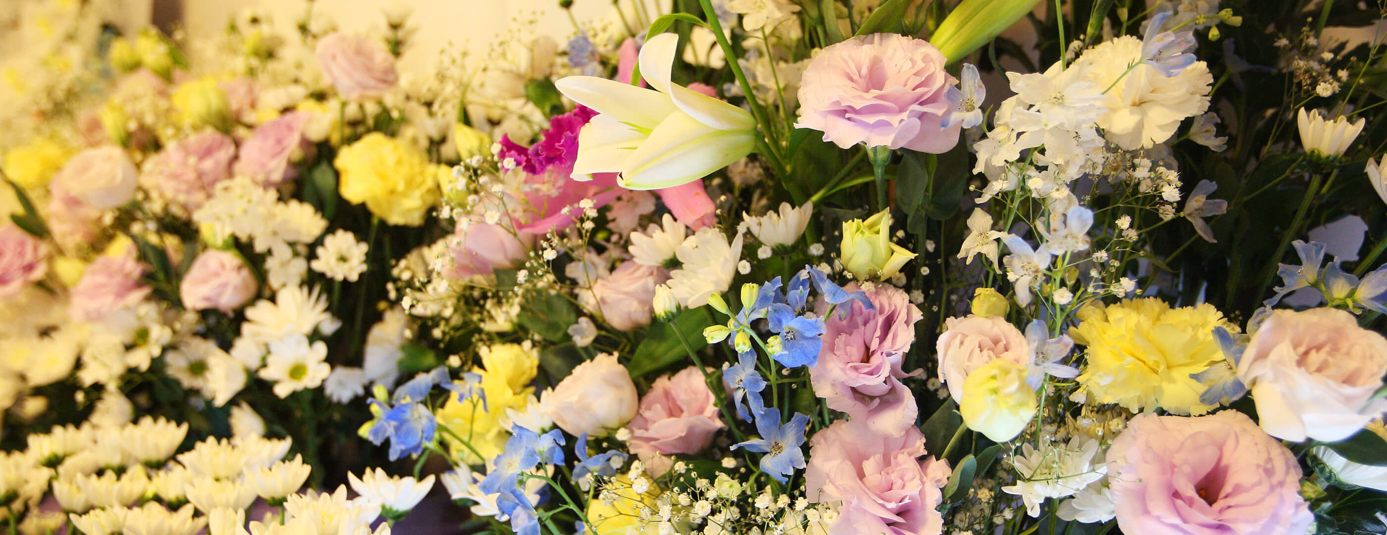 花セレモニーのたくさんの花で送る葬儀のイメージ